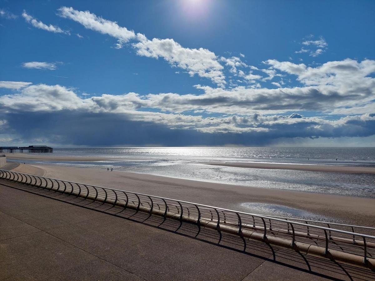 Gabrielles Bed & Breakfast Blackpool Exterior photo